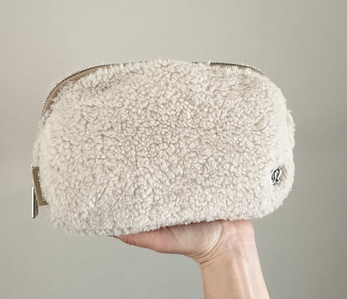 Lululemon Everywhere Belt Bag Fleece 1L - Sherpa Light Ivory & Silver Hardware