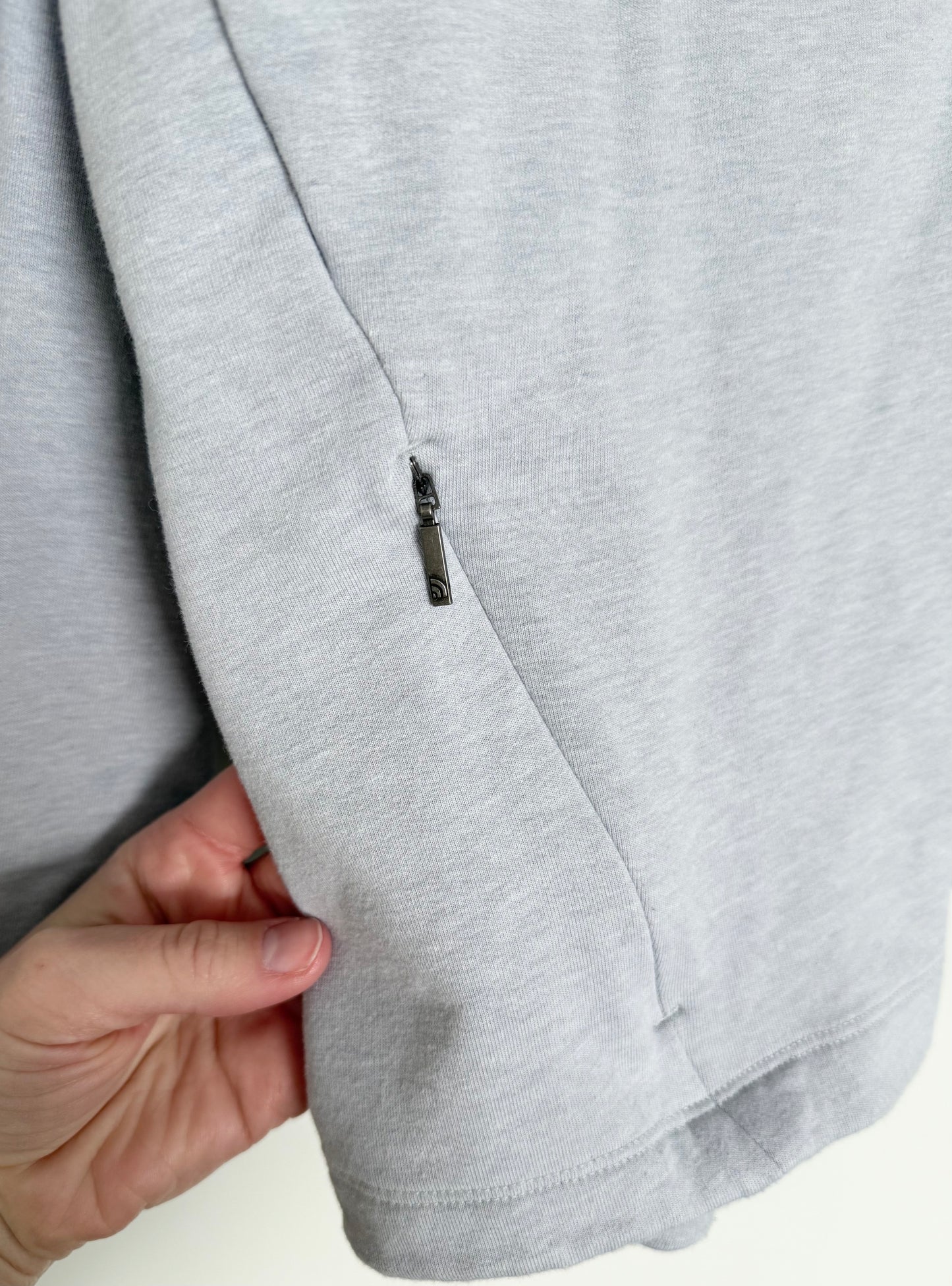 Women’s The North Face Light Blue/Grey V-Neck Cropped Long Sleeve (Medium)