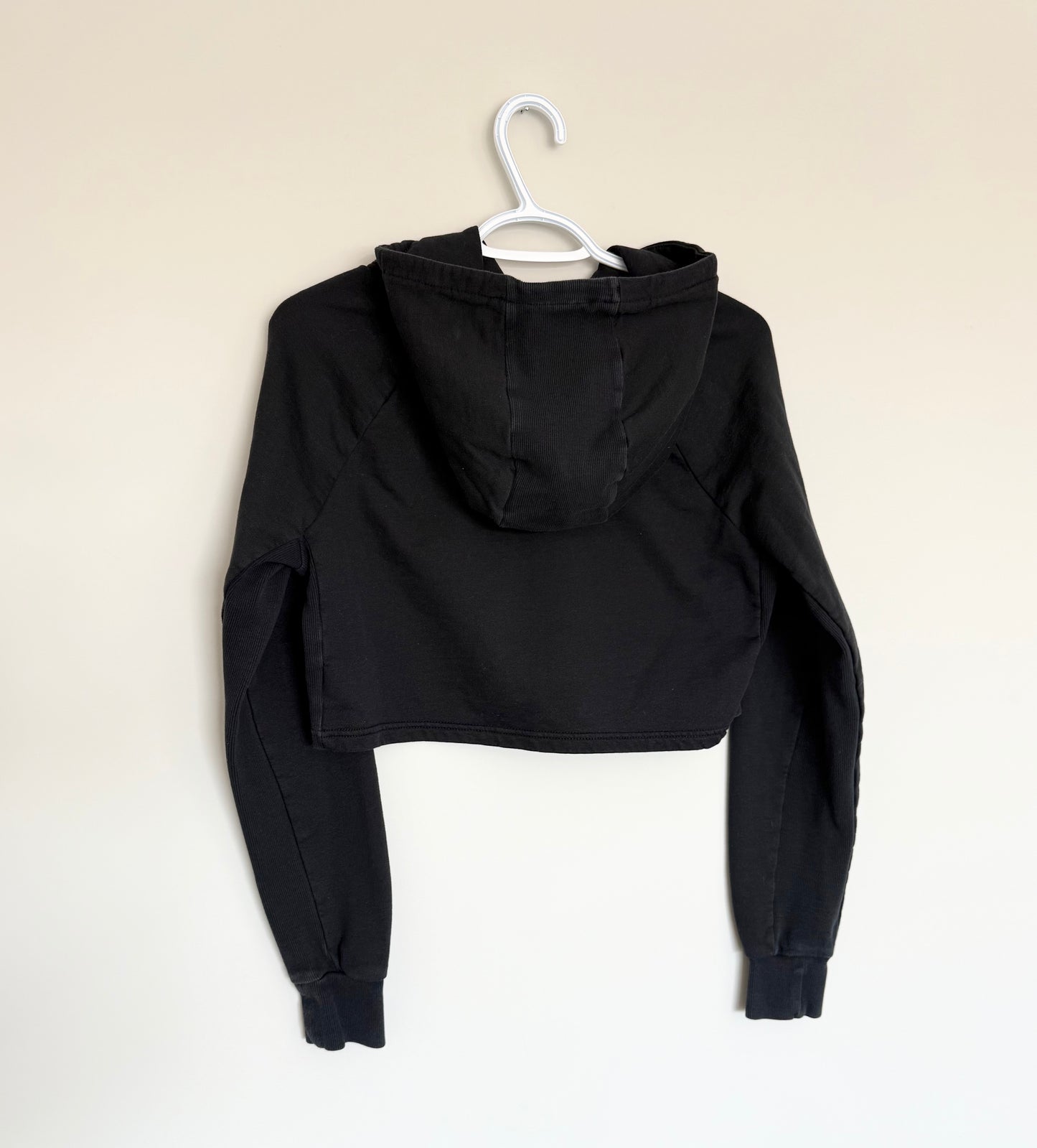 Women’s Gymshark Training Cropped Hoodie in Black (Small)