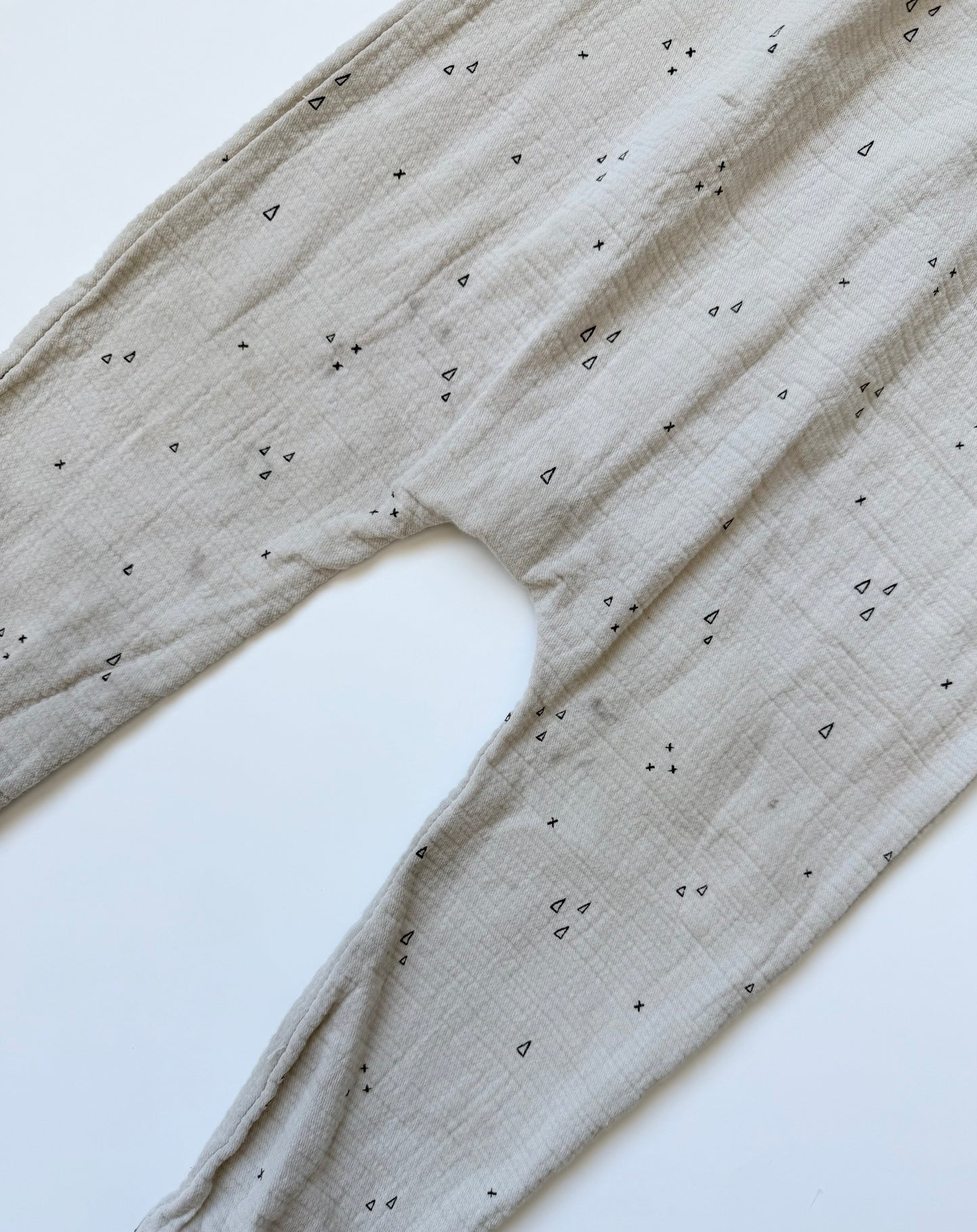 Quincy Mae Light Grey Muslin Triangles Button Jumpsuit (2-3 Years)