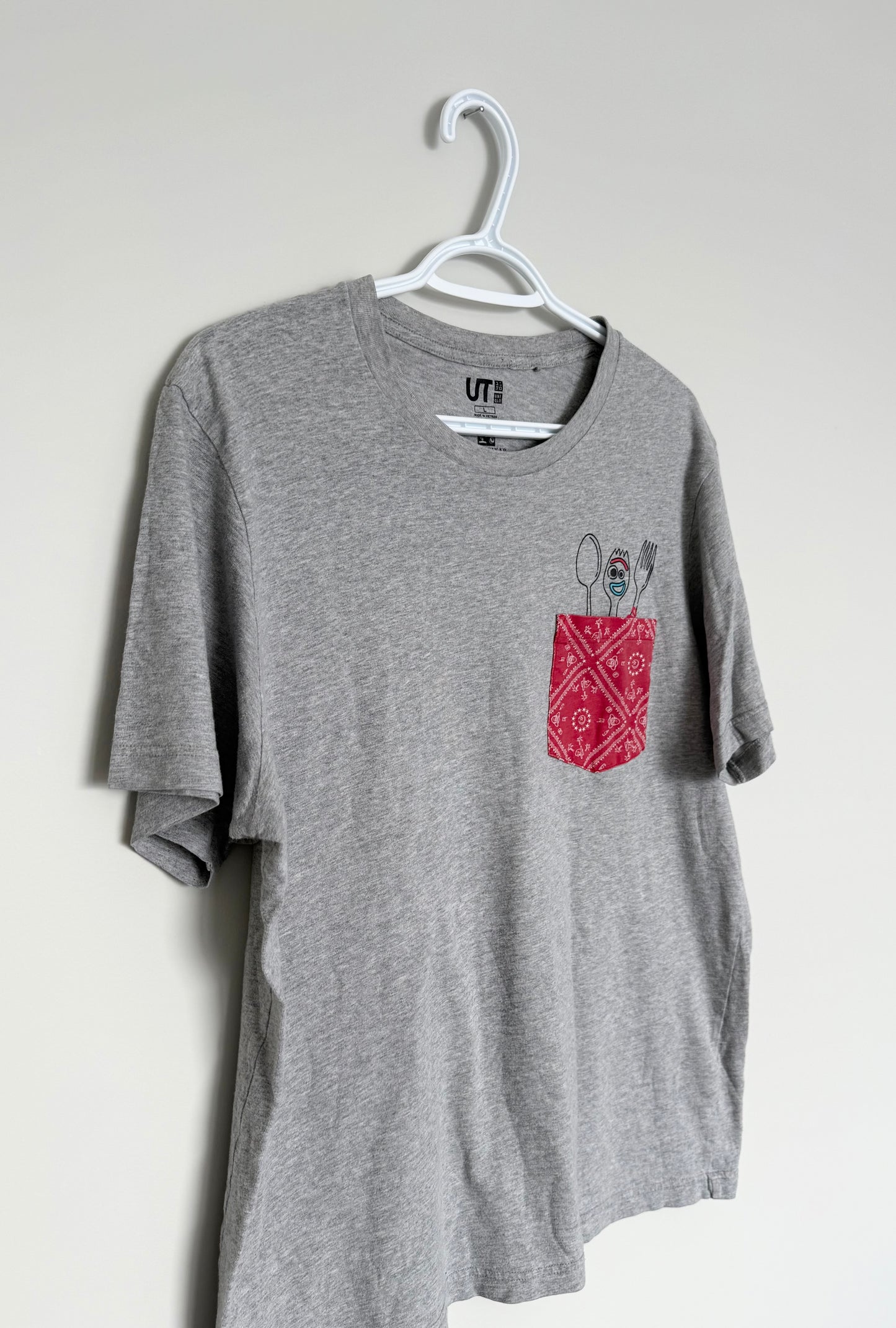 Women’s Uniqlo Disney Pixar Grey Toy Story Forky Pocket T-Shirt (Large)