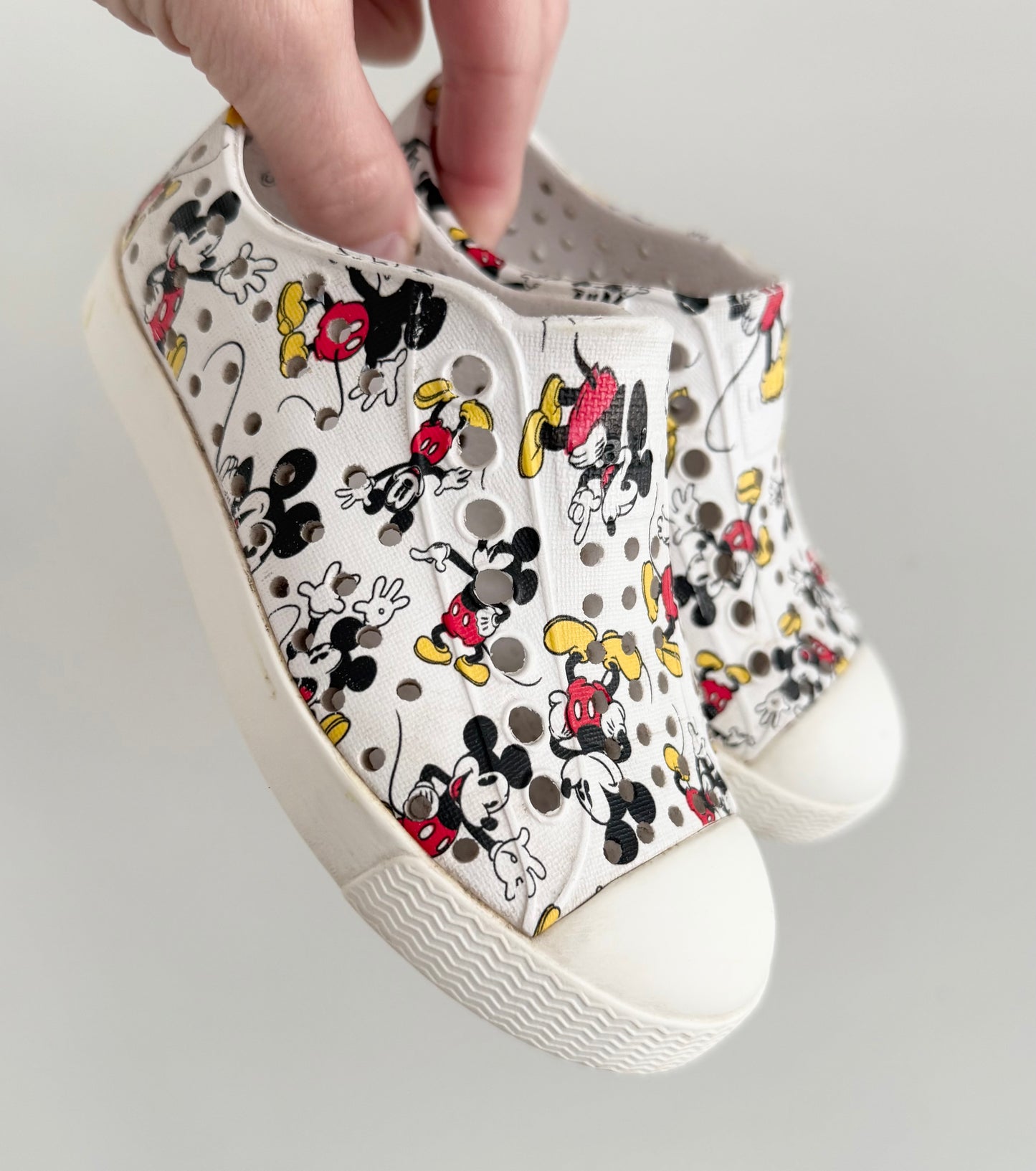 Native x Disney White Mickey Mouse Jefferson Slip Ons (8)