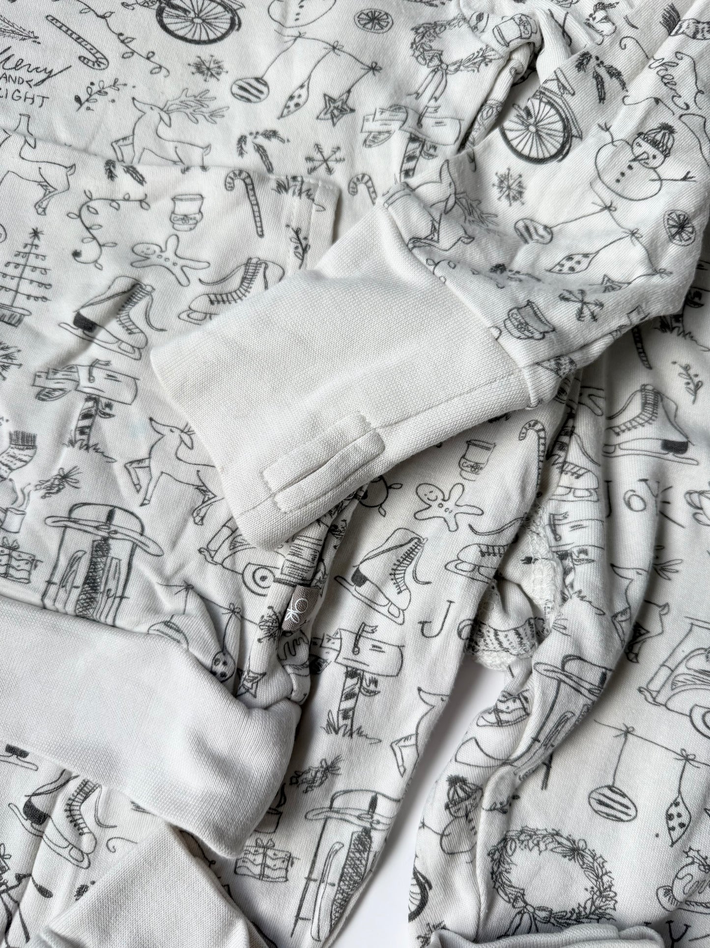 Goumi White Christmas Trinkets Two Piece Jogger Set (2-3 Years)