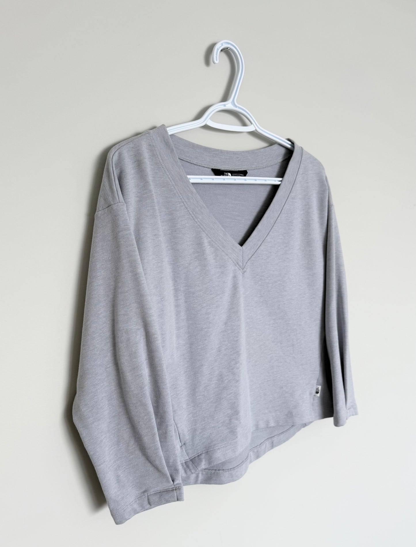 Women’s The North Face Light Blue/Grey V-Neck Cropped Long Sleeve (Medium)