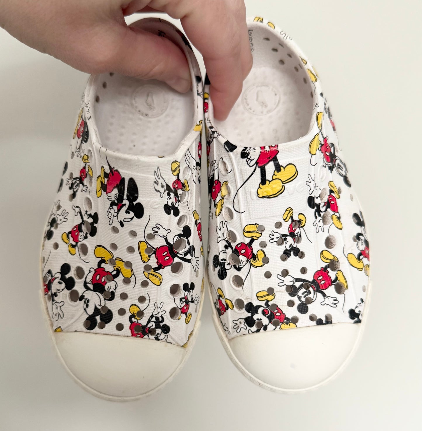 Native x Disney White Mickey Mouse Jefferson Slip Ons (8)