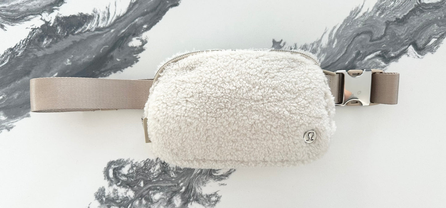 Lululemon Everywhere Belt Bag Fleece 1L - Sherpa Light Ivory & Silver Hardware