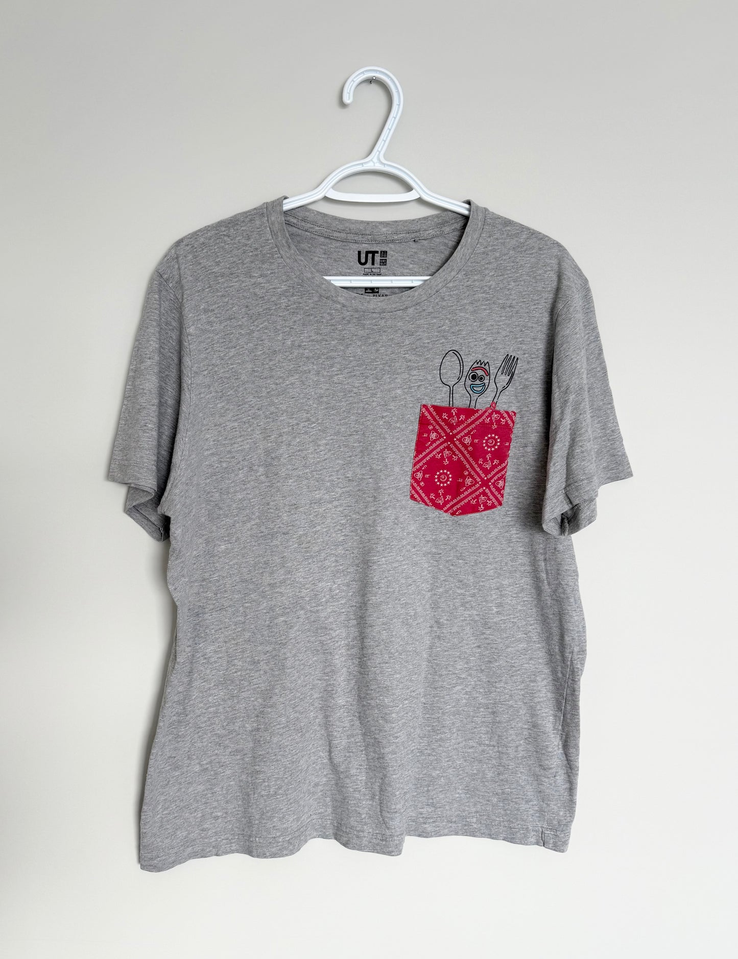 Women’s Uniqlo Disney Pixar Grey Toy Story Forky Pocket T-Shirt (Large)