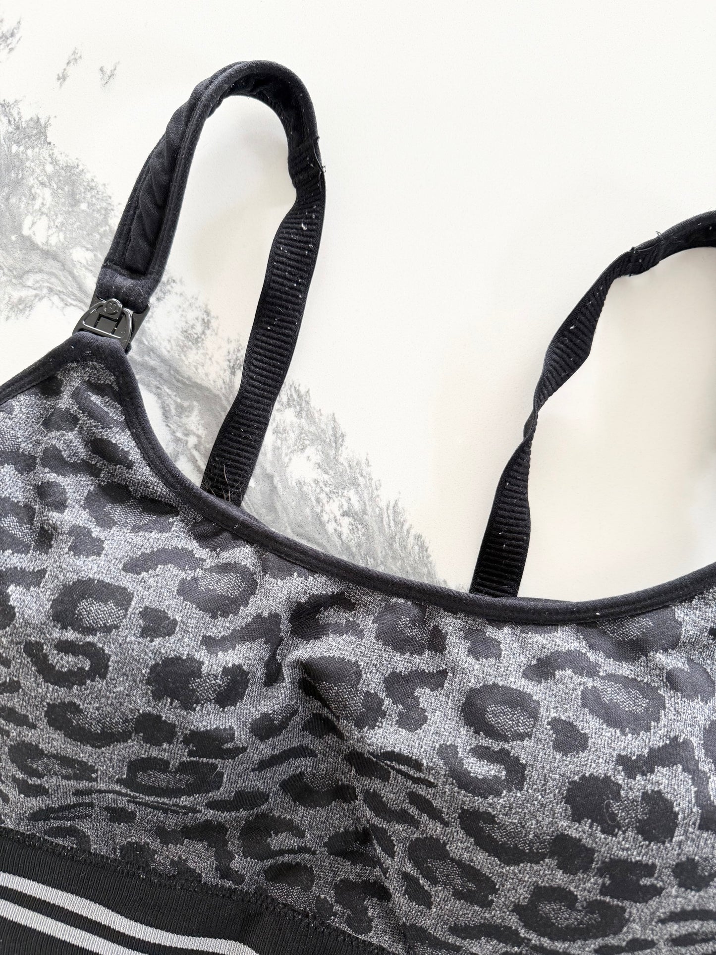 Momcozy Nursing/Pumping Hands-Free Bra in Black Leopard (3XL)