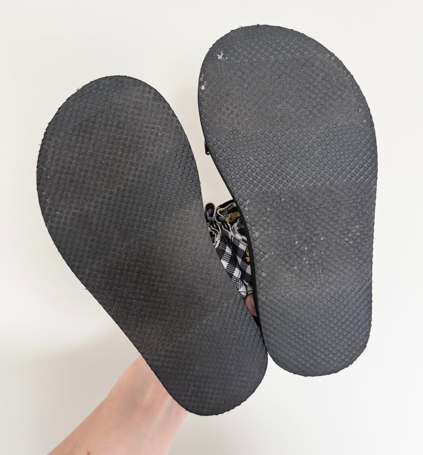 Old Navy Black Gingham Sunflower Sandals (12)