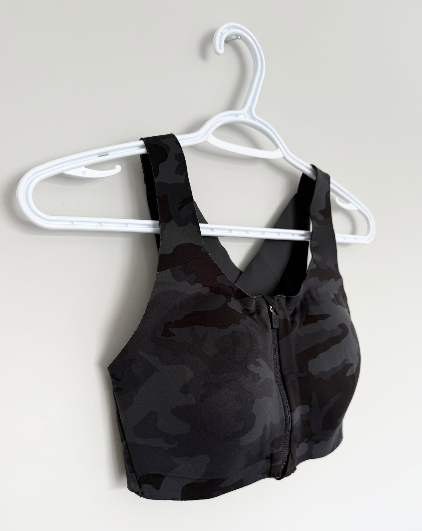 Women’s Lululemon Enlite Bra Zip Front in Incognito Multi Grey Camo (32D)