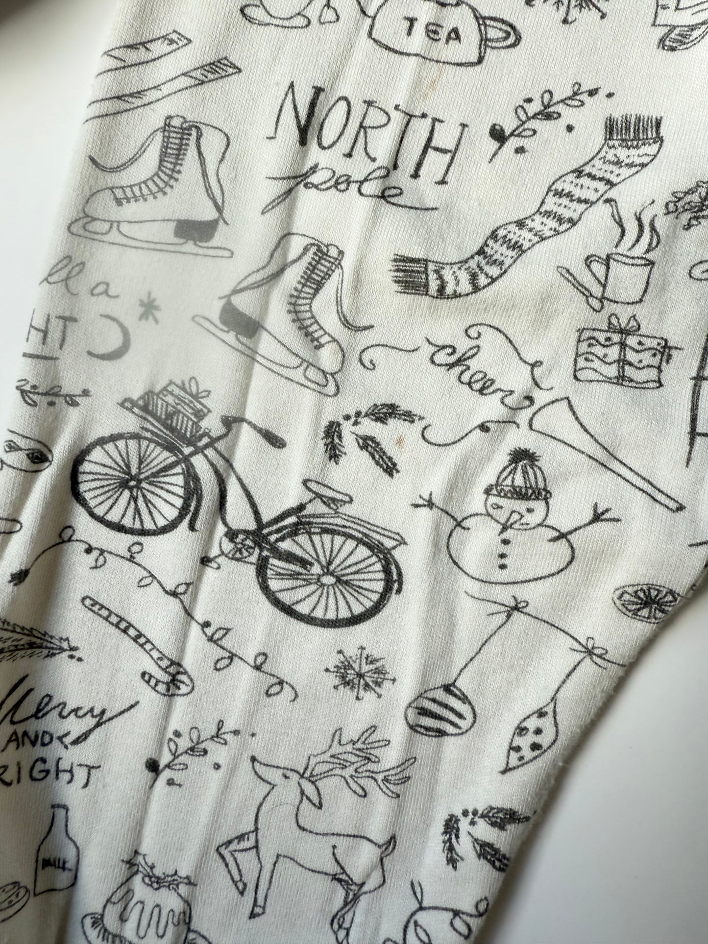 Goumi White Christmas Trinkets Two Piece Jogger Set (2-3 Years)