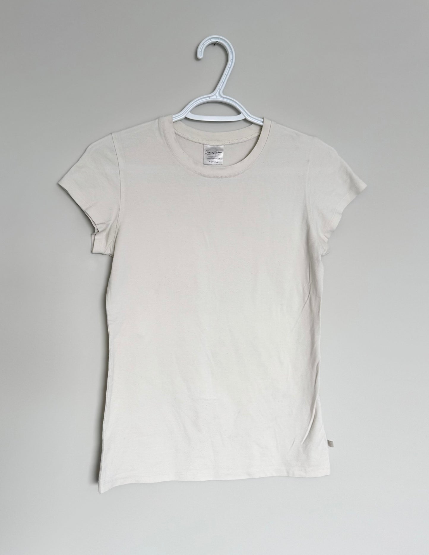 Women’s Jax & Lennon Fitted White T-Shirt (Extra Small)
