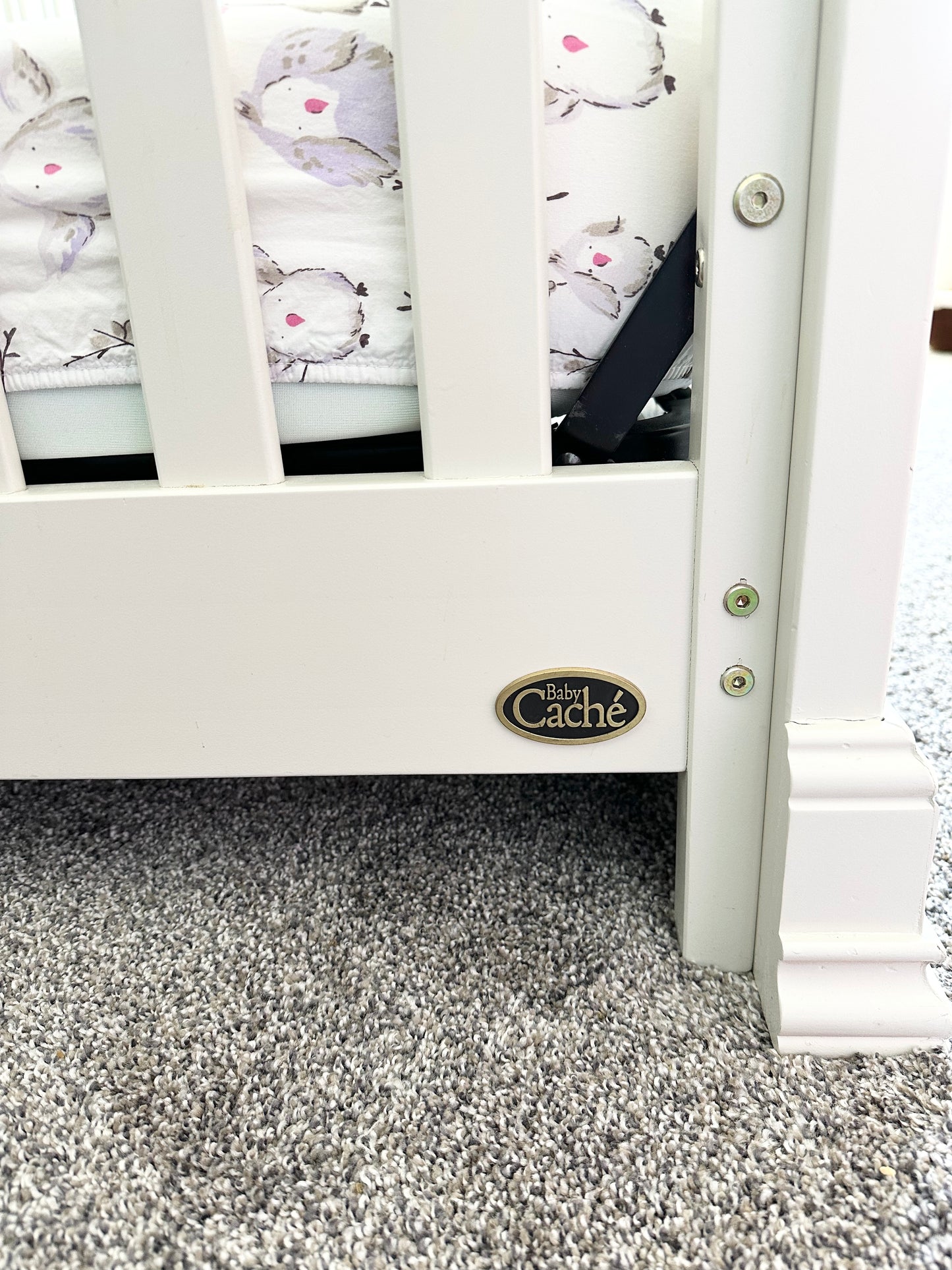 Baby Cache Montana Traditional Wood 4-in-1 Convertible Crib in Glazed White