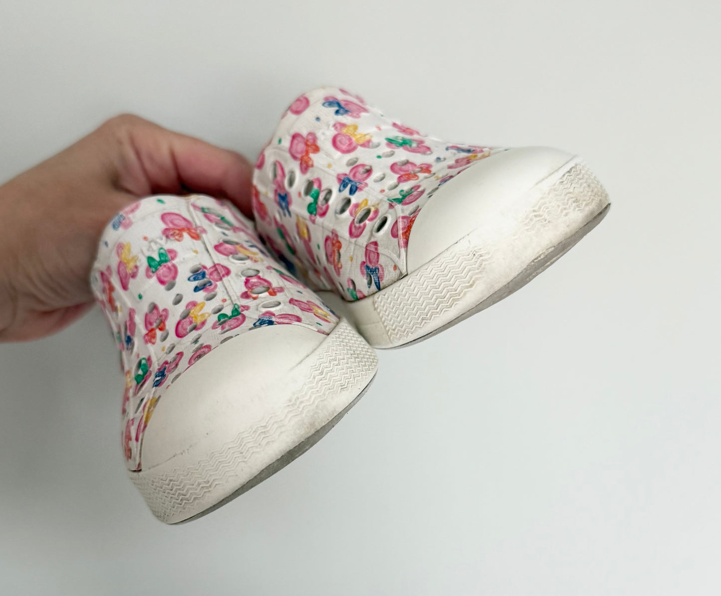 Native x Disney White Minnie Mouse Jefferson Slip Ons (10)