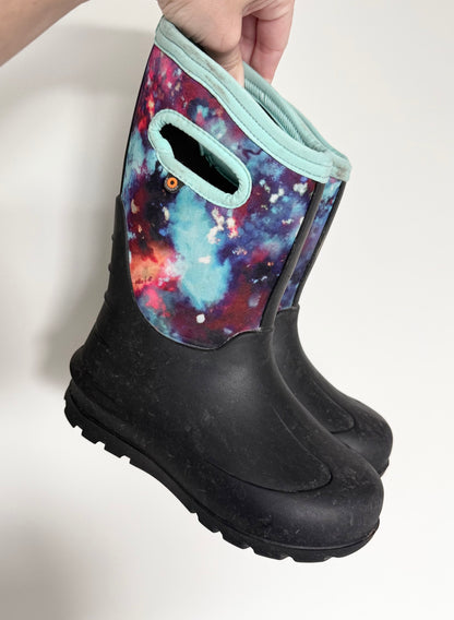 Bogs Black Neoclassic Blue Galaxy Tie Dye Sparkle Space Boots (Youth 1)