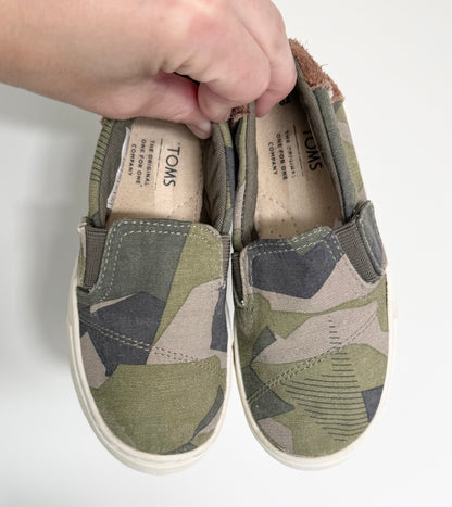 Toms Green Camouflage Velcro Slip Ons (9)