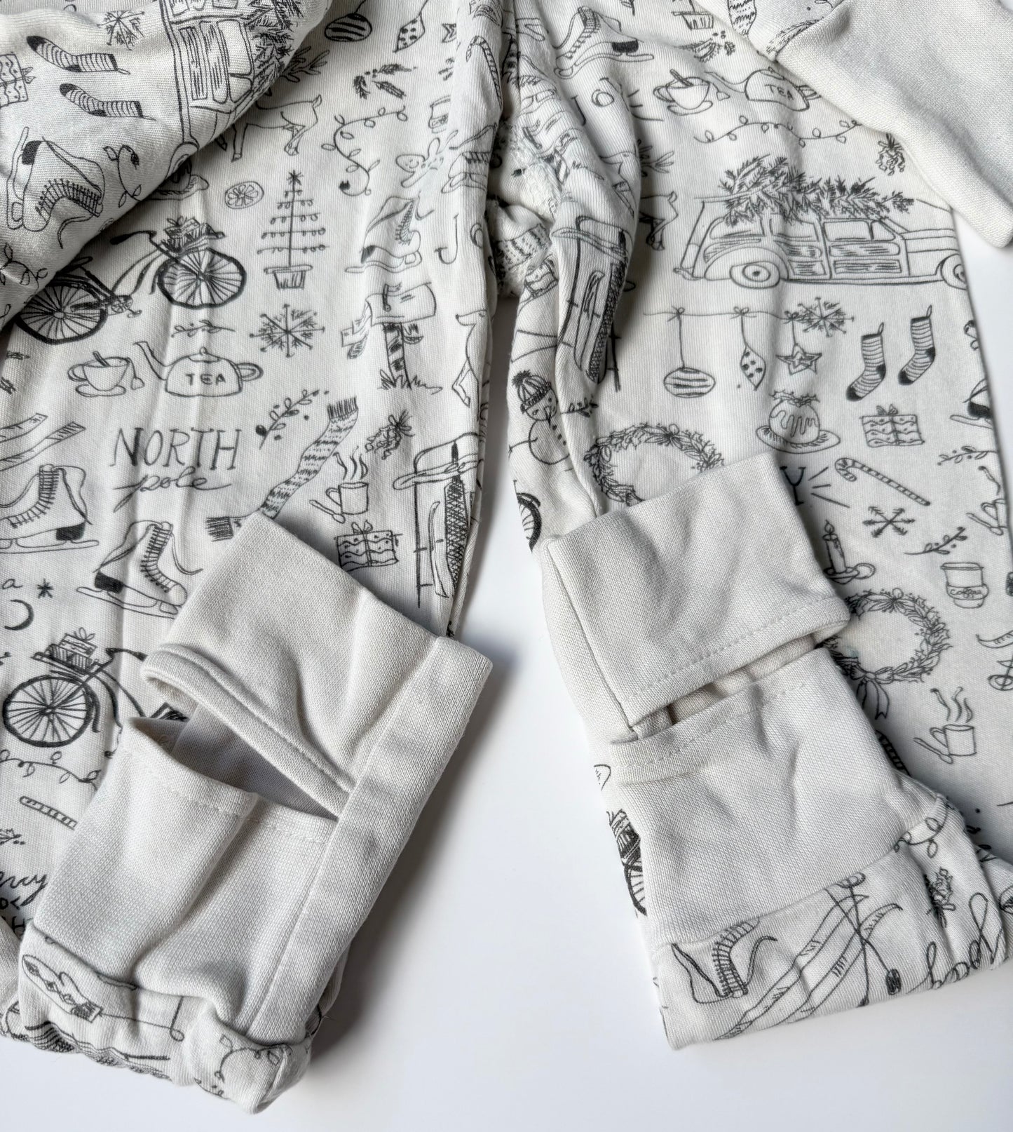 Goumi White Christmas Trinkets Two Piece Jogger Set (2-3 Years)