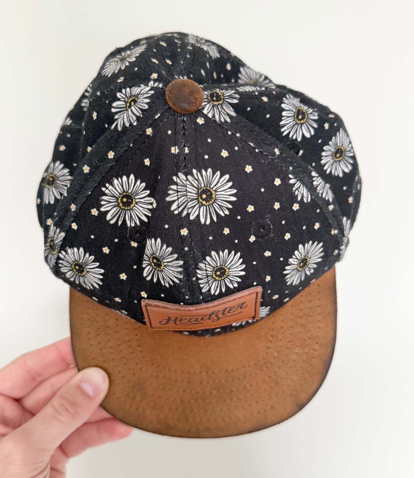 Headster Black Retro Daisies SnapBack Hat (48CM)