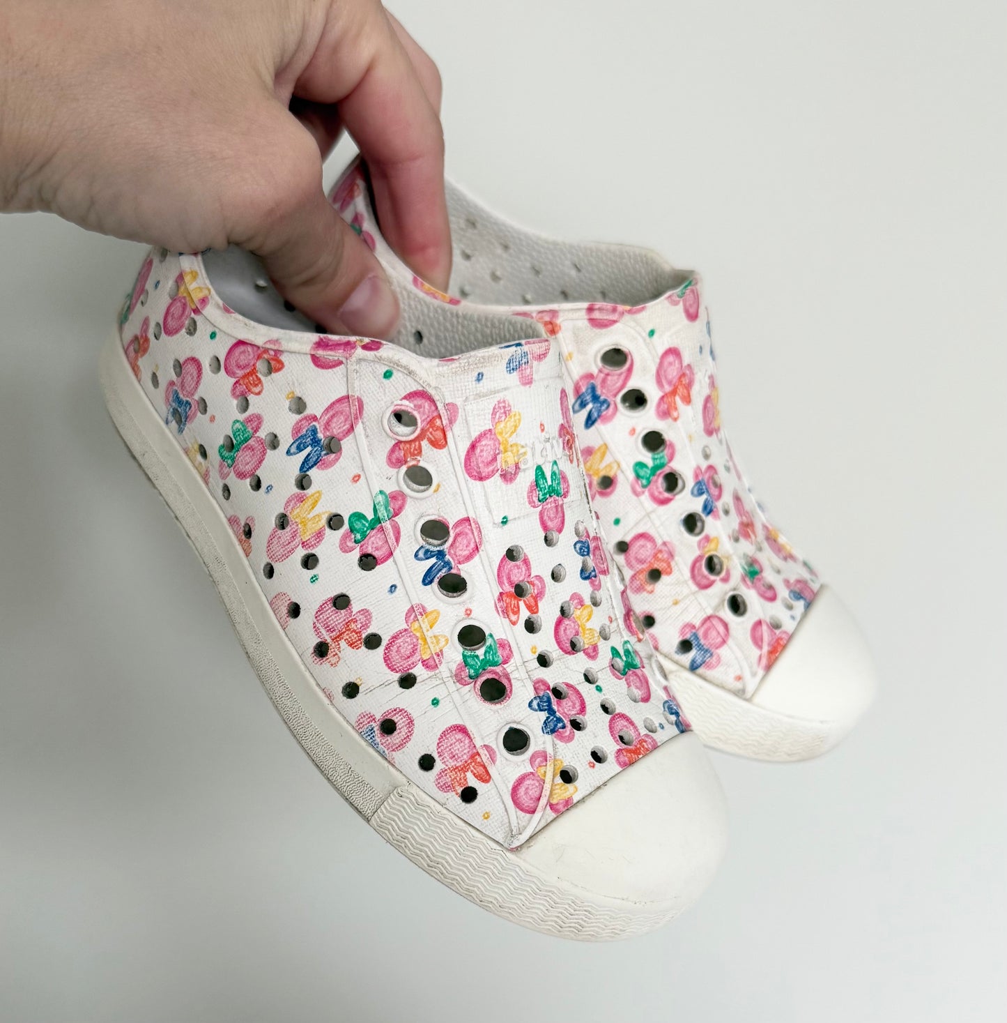 Native x Disney White Minnie Mouse Jefferson Slip Ons (10)