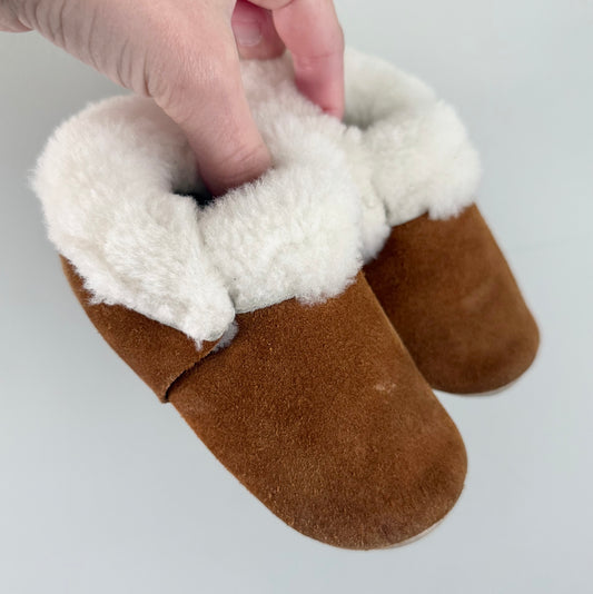 Heyfolks Brown & White Fur Trim Booties (6)