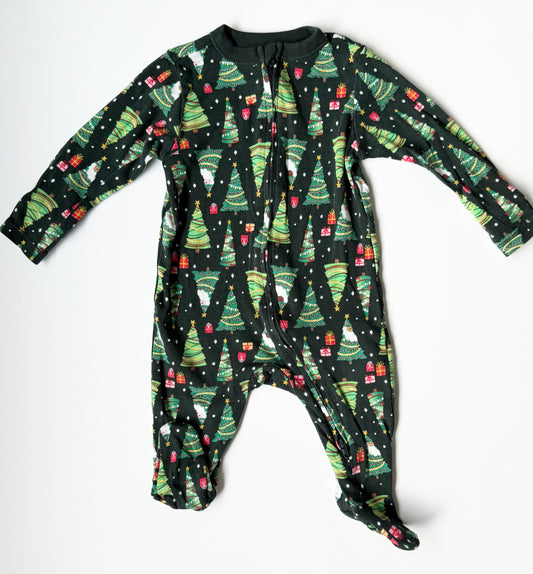 Old Navy Green Christmas Trees Sleeper (6-9 Months)