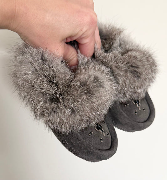 Manitobah Mukluks Grey Beaded Fur Trim Moccasin Slippers (4)