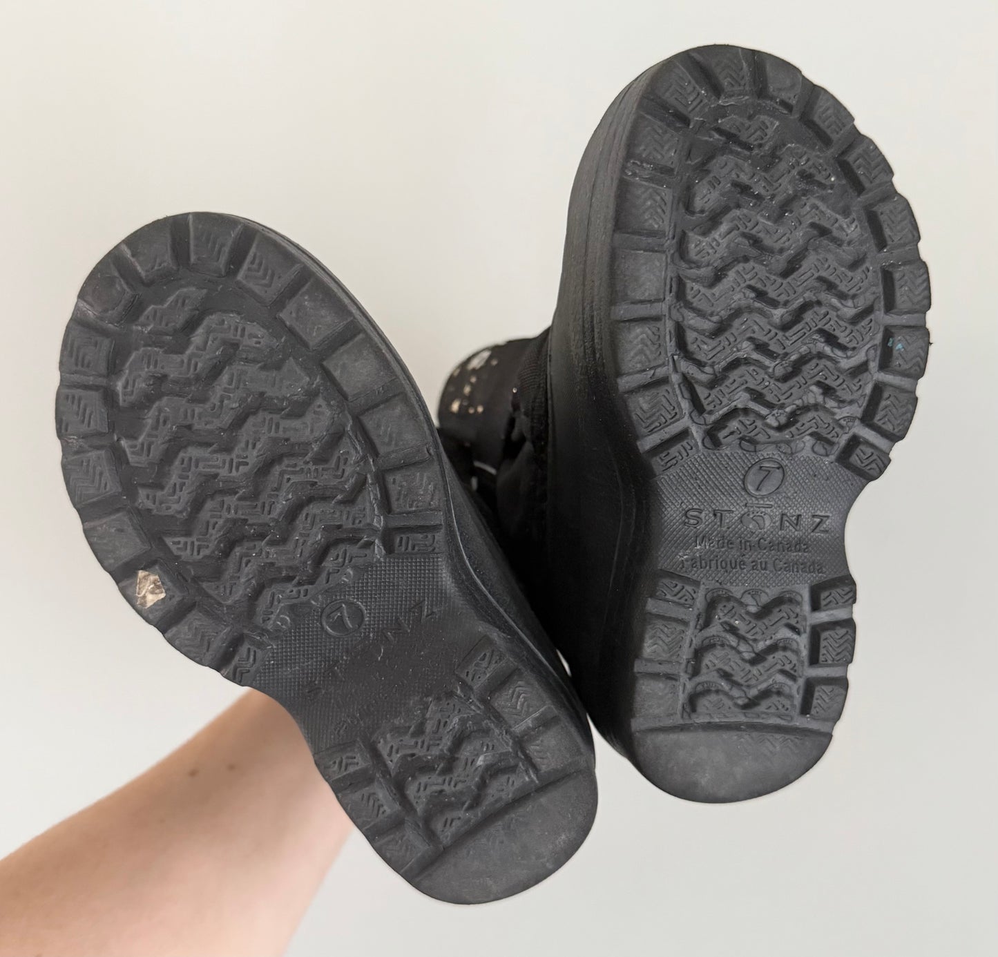 Stonz Black & Gold Star Trek Winter Boots (7)