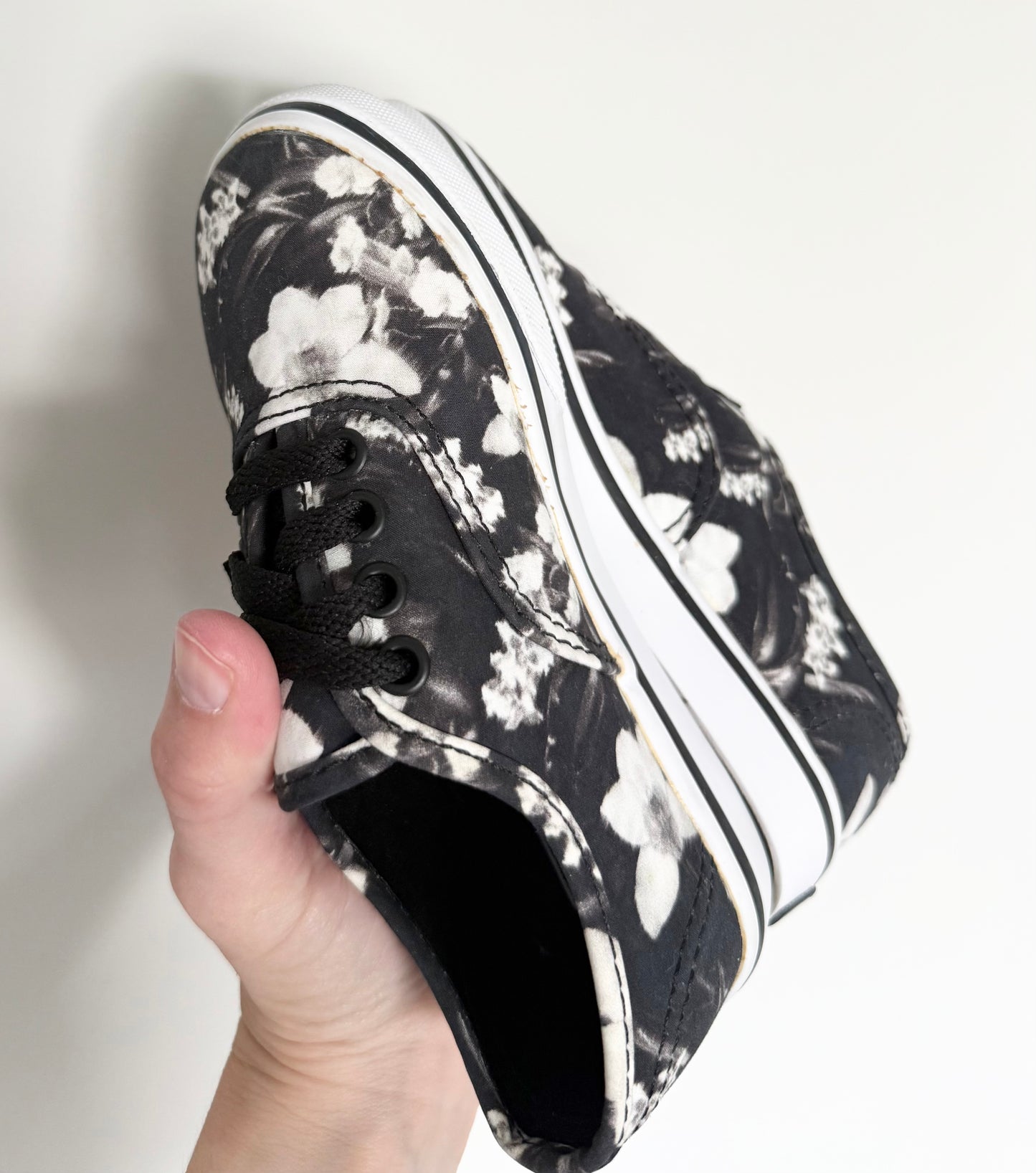 Vans Black & White Floral Lace Up Sneakers (11)