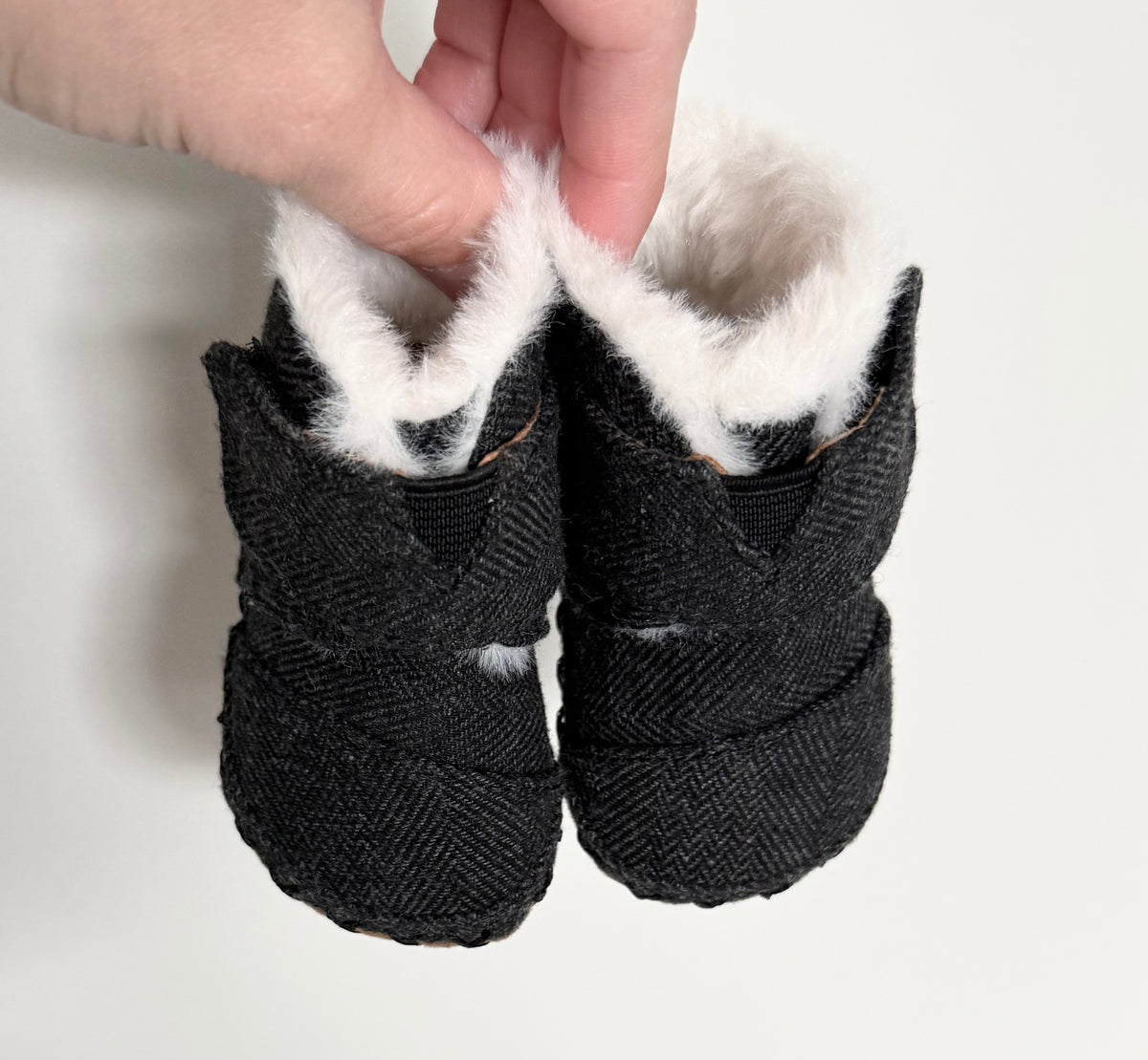 Toms Cuna Heathered Black Fur Lined Booties (2)