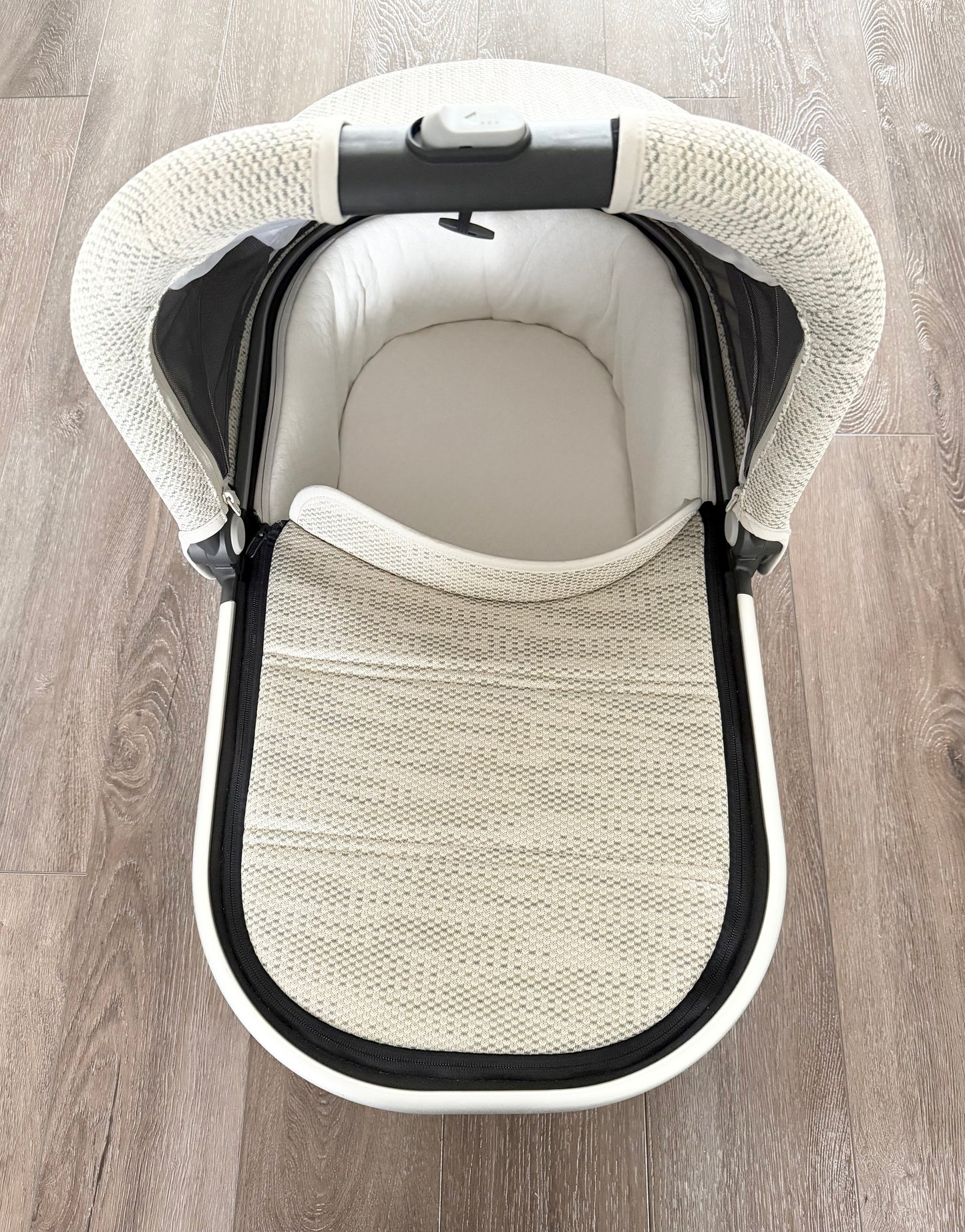 Uppababy V2 Bassinet for Stroller in Sierra Dune Knit Silver Black Leather