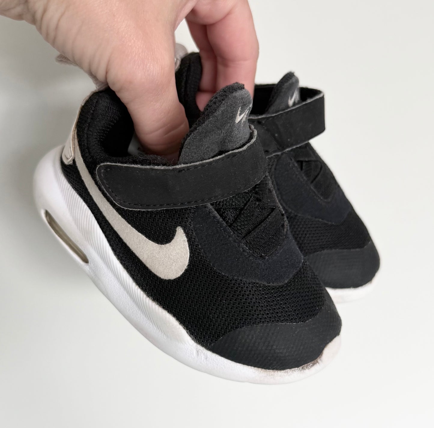 Nike Air Max Oketo Black & White Stretch Lace & Velcro Sneakers (5)