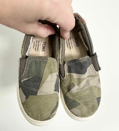 Toms Green Camouflage Slip Ons (9)